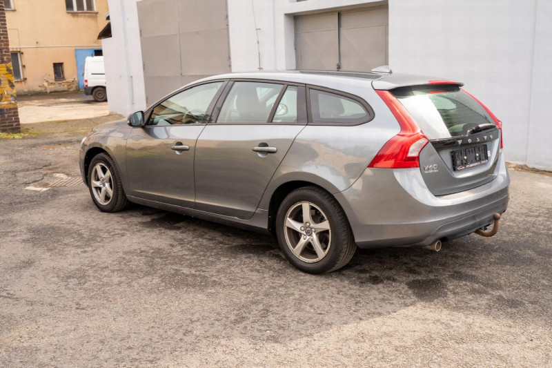 VOLVO V60 2.0 TDI - obrázek 1