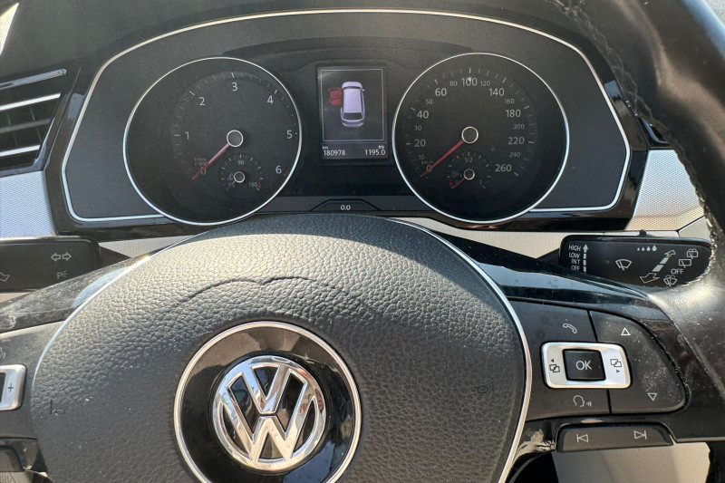 VOLKSWAGEN PASSAT 1.6 TDI ELEGANCE  - obrázek 1