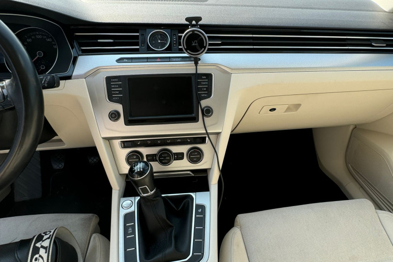 VOLKSWAGEN PASSAT 1.6 TDI ELEGANCE  - obrázek 1