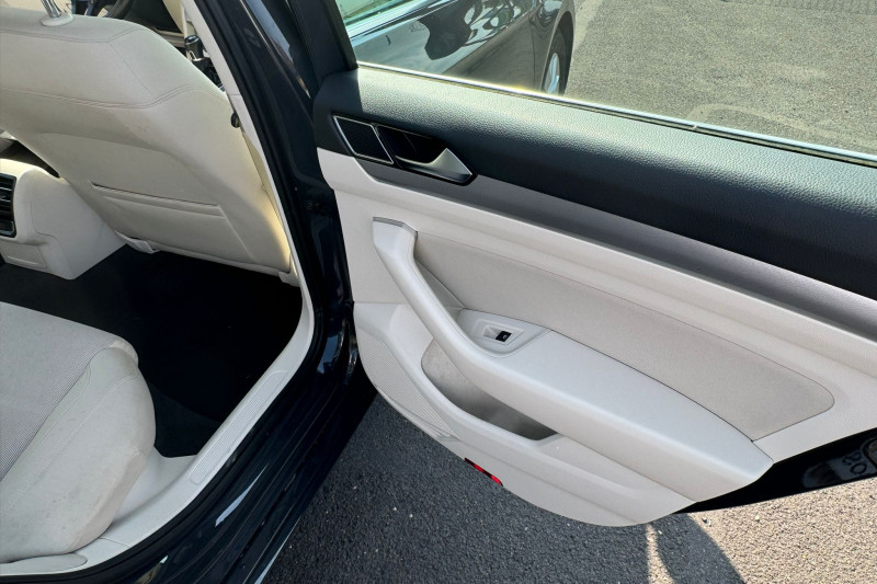 VOLKSWAGEN PASSAT 1.6 TDI ELEGANCE  - obrázek 1