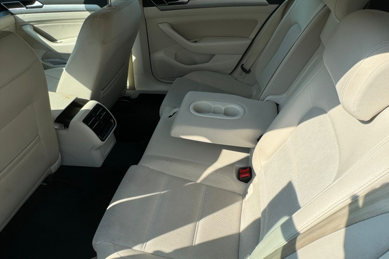 VOLKSWAGEN PASSAT 1.6 TDI ELEGANCE  - obrázek 1